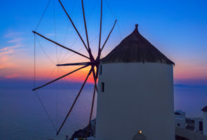 Windmühle bei Sonnenuntergang, Oia, Santorini, Cycladen-Inseln, Griechenland Windmühle bei Sonnenuntergang, Oia, Santorini, Cycladen-Inseln, Griechenland
